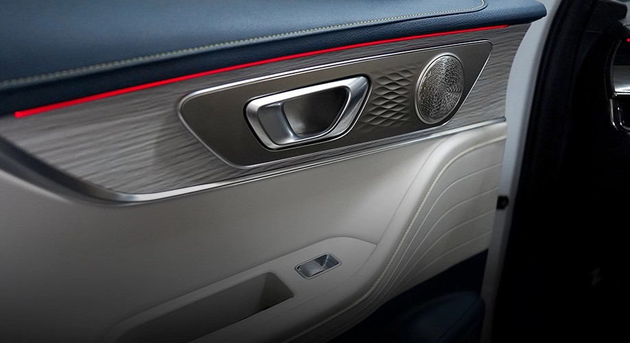 Interior Multi-Warna dengan Bahan yang Halus