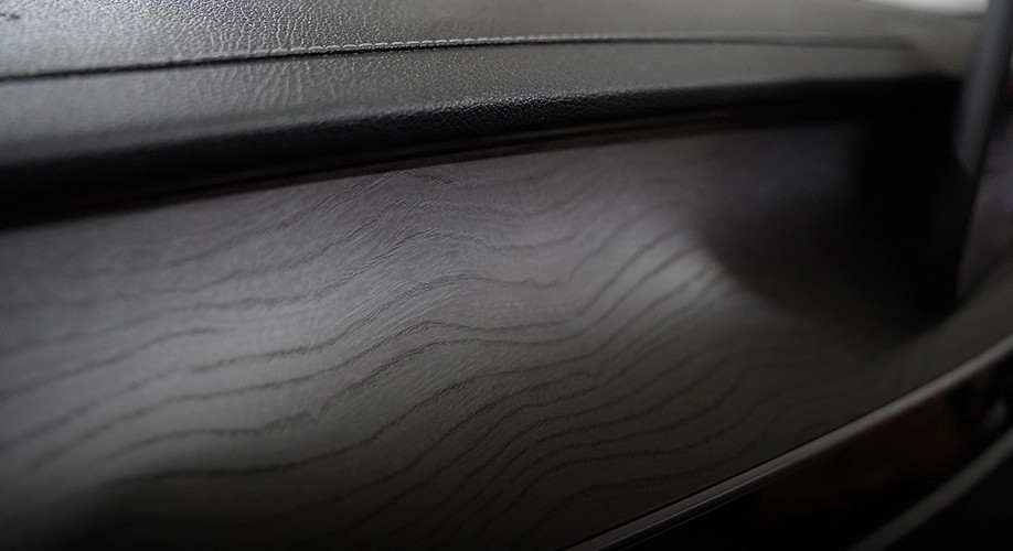 Panel dasbor dnegna bahan kayu spesial